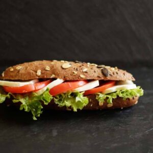 tomaten-mozzarella-sandwich_Jetzer_Bäckerei_Konditorei_Basel_Café_Confiserie_Feinbäckerei_Catering_Apéro_Partyservice